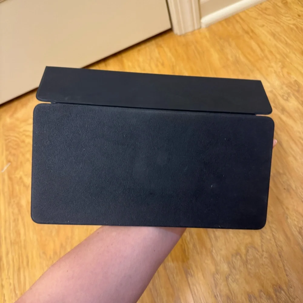 🚨MAKE AN OFFER🚨 Black iPad Magnetic Keyboard